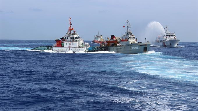 Tàu kiểm ngư của Việt Nam (giữa) bị nhóm tàu Trung Quốc bao vây, đâm va, tấn công “tập thể”.