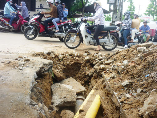 Đoạn đường đội thi công đã đục để nối ống nước. (Ảnh chụp lúc 10 giờ ngày 1-7-2014). Ảnh: V.Chính