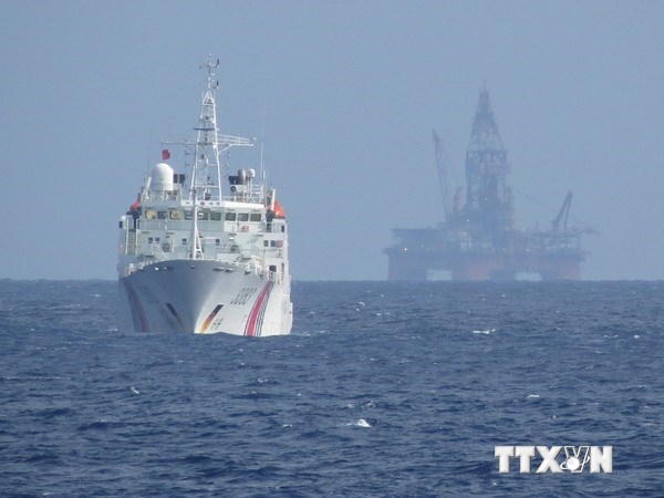Tàu Trung Quốc bảo vệ giàn khoan Hải Dương-981 hạ đặt trái phép trong vùng đặc quyền kinh tế, thềm lục địa của Việt Nam. (Ảnh: TTXVN)