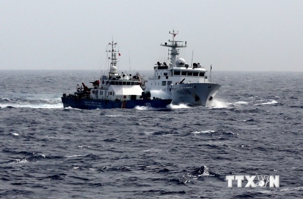 Các tàu hộ tống của Trung Quốc bảo vệ giàn khoan Hải Dương 981 đã liên tục áp sát các tàu của lực lượng thực thi pháp luật Việt Nam. (Ảnh: TTXVN)