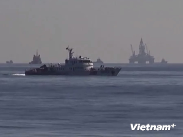 Cận cảnh tàu và giàn khoan Hải Dương-981 của Trung Quốc xâm phạm vùng đặc quyền kinh tế của Việt Nam.