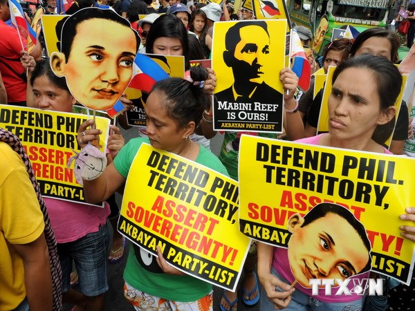 Giương cao các biểu ngữ phản đối Trung Quốc trong cuộc tuần hành ở Manila. (Nguồn: AFP/TTXVN)
