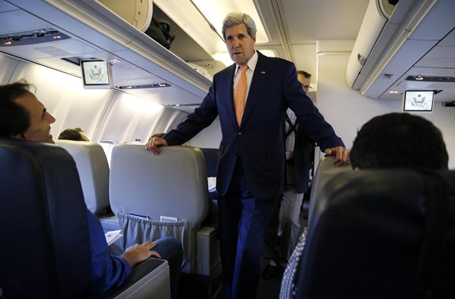 Ngoại trưởng Mỹ John Kerry tiếp xúc với giới truyền thông trên chuyến bay tới Trung Quốc hôm 7/7 (Nguồn: AP)