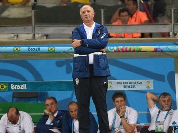 HLV Scolari chỉ còn biết đứng nhìn học trò chịu trận. (Nguồn: Getty Images)