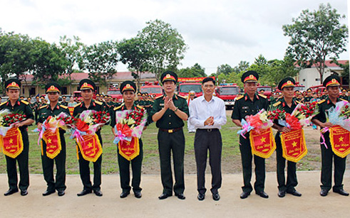 Phó chủ tịch UBND tỉnh Trần Văn Vĩnh và Thiếu tướng Phạm Dũng Tiến tặng hoa và cờ lưu niệm cho các đội tham gia thi đấu.
