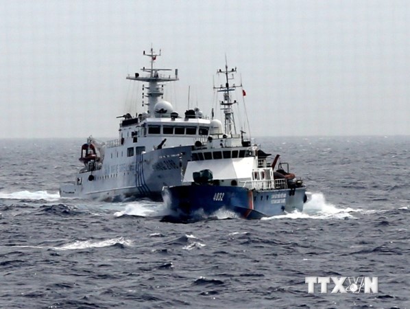Tàu hải giám của Trung Quốc mở hết tốc lực truy cản tàu Việt Nam. 