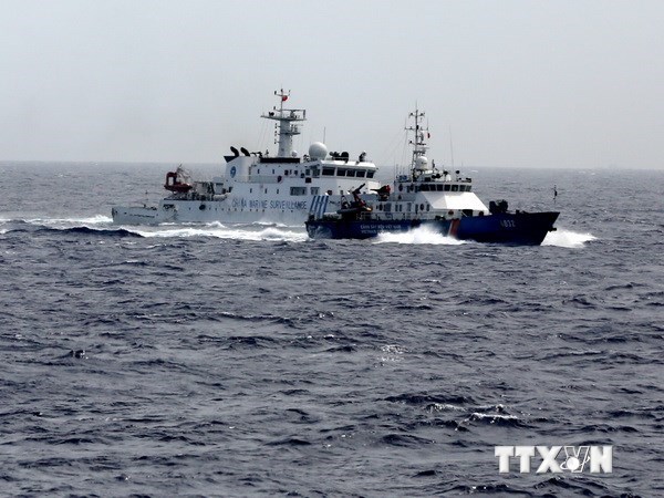Tàu hải giám của Trung Quốc mở hết tốc lực truy cản tàu cảnh sát biển của Việt Nam. 