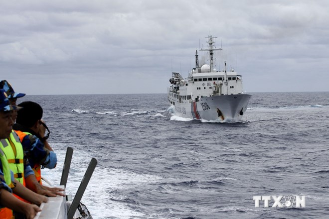 Tàu Trung Quốc áp sát, ngăn cản, sẵn sàng đâm va, uy hiếp tàu Việt Nam. (Nguồn: TTXVN)