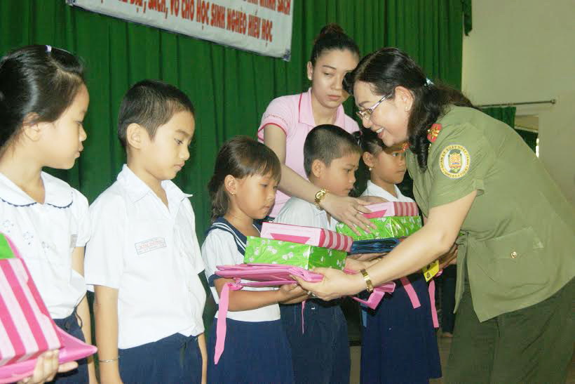 Đại tá Nguyễn Thị Thanh Vân, Trưởng phòng quản lý xuất nhập cảnh công an tỉnh tặng quà cho học sinh nghèo