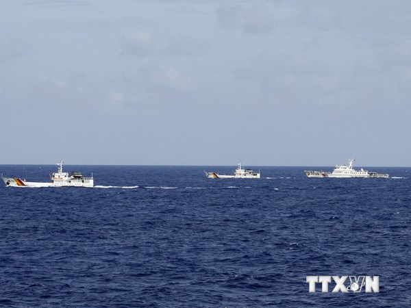 Tàu Trung Quốc (phải) áp sát, ngăn cản, sẵn sàng đâm va, uy hiếp tàu Kiểm ngư Việt Nam. 