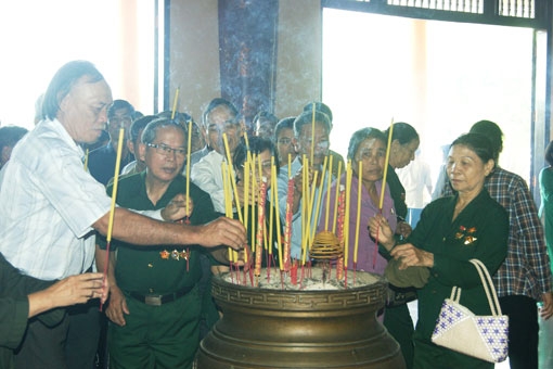 Các đại biểu cựu thanh niên xung phong dâng hương tại Văn miếu Trấn Biên