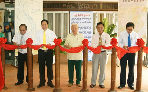 Các đại biểu cắt băng khai mạc triển lãm chuyên đề “Hoàng Sa và Trường Sa chủ quyền biển đảo Việt Nam”