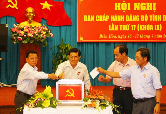 Các đồng chí trong ban chấp hành đảng bộ tỉnh bầu cử chức danh Phó Bí thư Tỉnh ủy