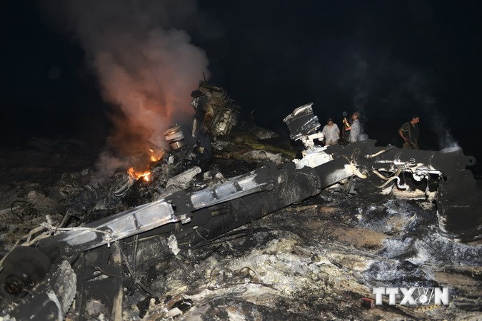 Hiện trường máy bay MH17 của Malaysia rơi tại Ukraine. (Ảnh: AFP/TTXVN)