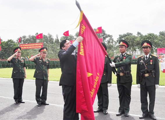  Đồng chí Huỳnh Ngọc Sơn, Phó chủ tịch quốc hội gắn huân chương lên quân kỳ của quân đoàn