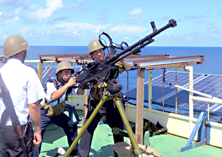 Chiến sĩ Nhà giàn DK1 chắc tay súng canh giữ  biển, đảo của Tổ quốc.