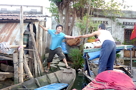 Ngư dân Út Long (làng bè phường Thống Nhất, TP.Biên Hòa) cho xuồng rời bến.