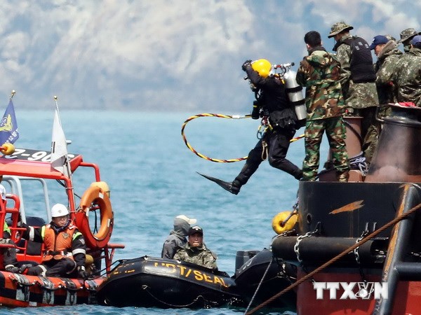 Các thợ lặn tham gia tìm kiếm nạn nhân trong vụ chìm phà ở ngoài khơi đảo Jindo ngày 25/4. (Nguồn: AFP/TTXVN)