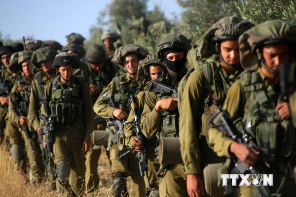 Binh sĩ Isarel tuần tra tại thành phố Hebron, Khu Bờ Tây ngày 17/6. (Ảnh: THX/TTXVN)