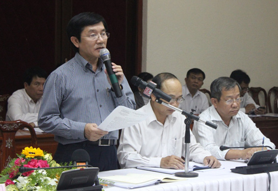 Ông Mai Văn Nhơn, Phó trưởng ban quản lý các KCN Đồng Nai trả lời câu hỏi của các nhà báo tại buổi họp. Ảnh: KN.