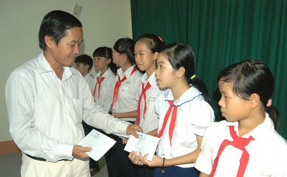 Trao tặng học bổng cho các em học sinh nghèo ở xã Tam Phước (TP.Biên Hòa). Ảnh: N.Sơn