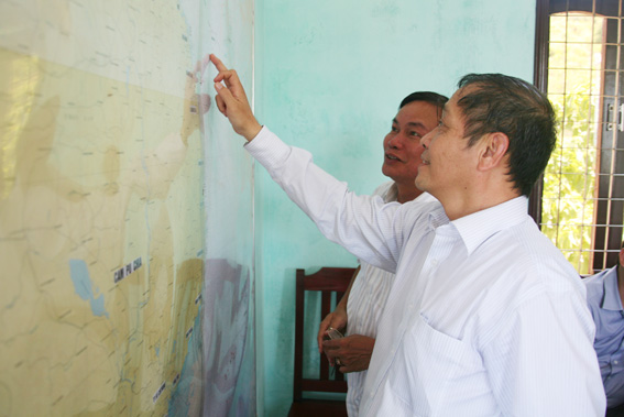  ông Trần Huy Thanh, Tổng biên tập Báo Đồng Nai (bên phải) tham quan bản đồ biển đảo tãi Chi đổi kiểm ngư số 3