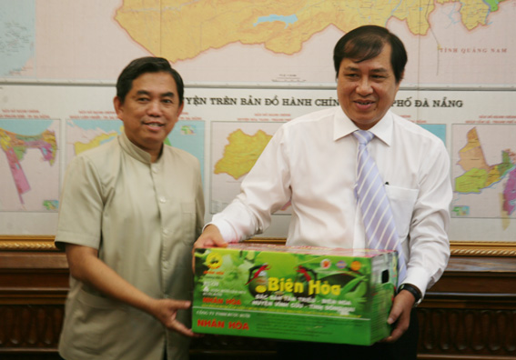 đồng chí Huỳnh Văn Tới, trao tặng đặc sản Đồng Nai là Bưởi Tân Triều cho lãnh đạo UBND TP.Đà Nẵng