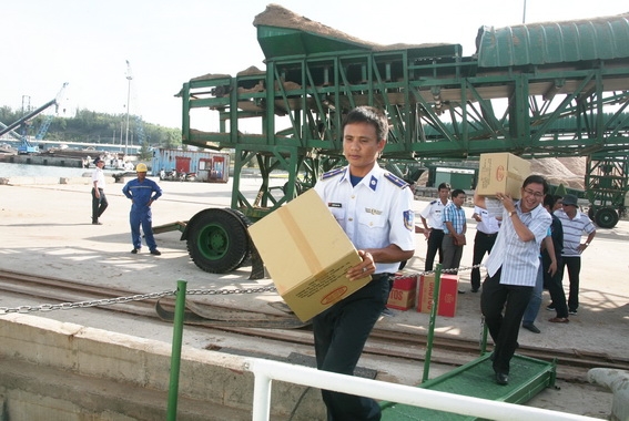 đoàn Đồng Nai vận chuyển hàng xuống tàu ra đảo Lý Sơn để trao đến với ngư dân thuộc Nghiệp đoàn Nghề cá xã An Vĩnh huyện Lý Sơn.