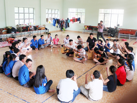 Nhóm thanh niên tình nguyện cơ sở 2 Trường đại học lâm nghiệp giao lưu với Chi đoàn Báo Đồng Nai.