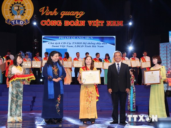 Phó Chủ tịch Quốc hội Tòng Thị Phóng (khăn xanh) và Chủ tịch Tổng Liên đoàn Lao động Việt Nam Đặng Ngọc Tùng tại buổi lễ kỷ niệm.