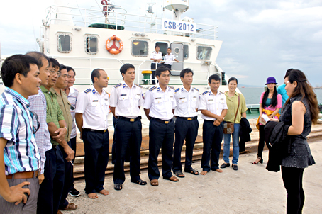 Đoàn Đồng Nai giao lưu cùng cán bộ, chiến sĩ tàu CSB2012. Ảnh: T.Thúy