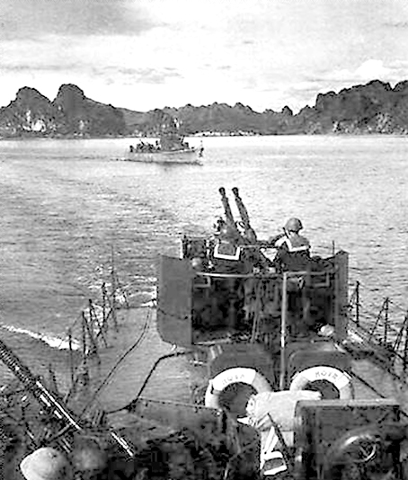 Tàu Hải quân Việt Nam bắn máy bay địch bảo vệ vùng biển Đông - Bắc năm 1964.                  Ảnh tư liệu