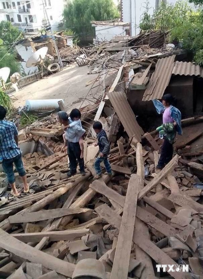 Một ngôi nhà bị sập sau trận động đất ở thành phố Chiêu Thông, tỉnh Vân Nam. (Ảnh: THX/TTXVN)