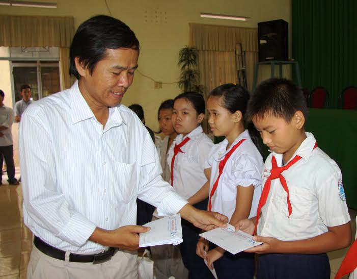 Đại diện Thành đoàn Biên Hòa (ảnh trên) và Chi hội nhà báo Báo Đồng Nai trao quà cho bà con nghèo