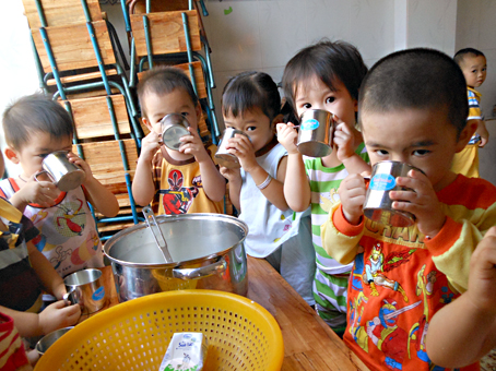 Trẻ tại Trường mầm non Baby Sun (phường Long Bình, TP.Biên Hòa) uống sữa buổi xế chiều. Ảnh: H.DUNG