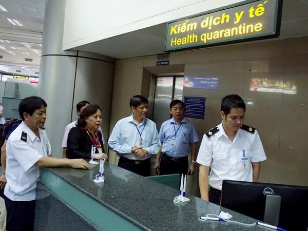Kiểm tra công tác kiểm dịch y tế quốc tế tại Cảng Hàng không Quốc tế Nội Bài (Hà Nội). (Ảnh: TTXVN)