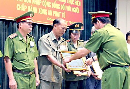 Anh Trần Đình Bình đón nhận bằng khen Công an tỉnh trao tặng.