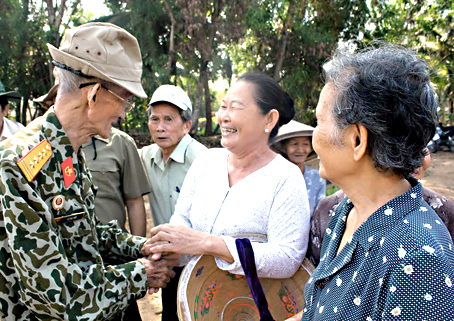 Đại tá Lê Bá Ước gặp gỡ các cơ sở cách mạng ở xã Phú Thạnh, đã hỗ trợ các chiến sĩ đặc công Đoàn 10 đánh kho bom Thành Tuy Hạ năm 1972. Ảnh: T.Thúy