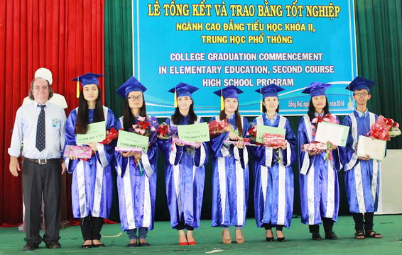 Đại diện Qũy Nhật bản trao học bổng cho các em sinh viên