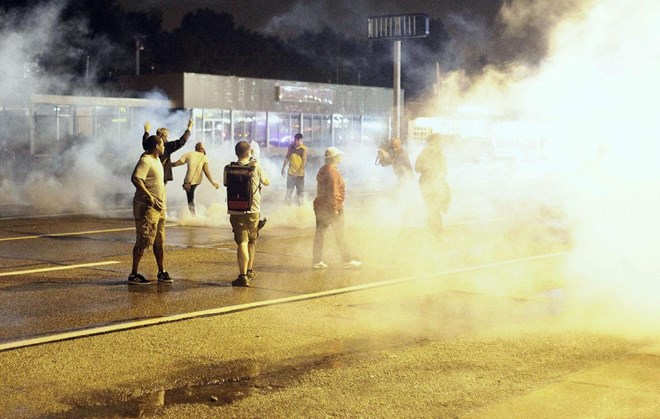Nười biểu tình ở Ferguson tron cuộc đụng độ với cảnh sát. (Nguồn: AFP)