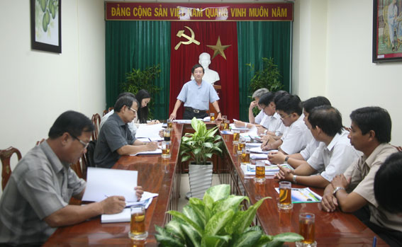 Phó chủ tịch UBND tỉnh Nguyễn Thành Trí phát biểu tại cuộc họp.