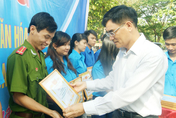  PCT UBND tỉnh Trần Văn Vĩnh trao bằng khen cho các tập thể và cá nhân thành tích xuất sắc trong công tác tuyên truyền bảo đảm trật tự an toàn giao thông.