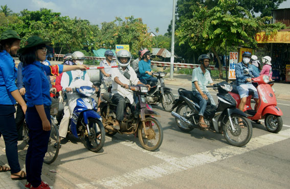 Các đội hình thanh niên tình nguyện đững chốt điều tiết giao thông