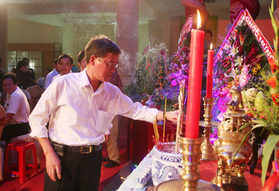 Đồng chí  Đinh Quốc Thái, Phó bí thư Tỉnh ủy, Chủ tịch UBND tỉnh dâng hương tại lễ kỷ niệm Ngày Sân khấu Việt Nam 2014.