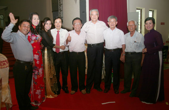 Các nghệ sĩ sân khấu, lãnh đạo Sở Văn hóa – thể thao du lịch tỉnh Đồng Nai gặp gỡ tại lễ kỷ niệm Ngày Sân khấu Việt Nam 2014.