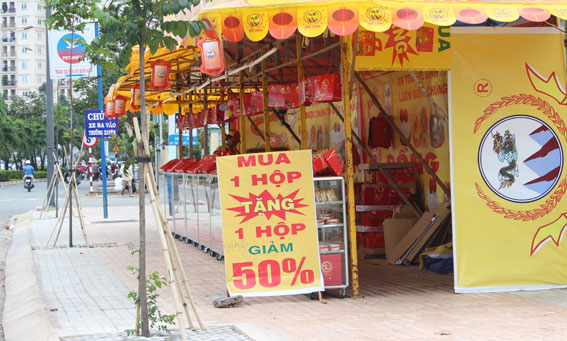 Các tiệm bánh trung thu đồng loạt giảm giá để thu hút người mua.