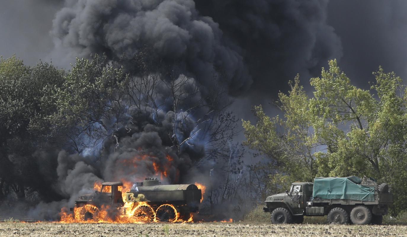 Một xe quân sự không rõ của lực lượng nào bốc cháy gần làng Berezove ở miền Đông Ukraine (Nguồn: AFP)