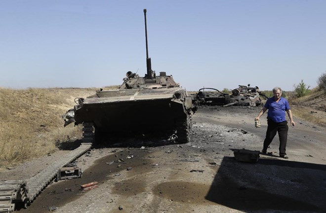 Một chiếc xe tăng của quân đội Ukraine bị phá hủy ở gần làng Novokaterynivka sau cuộc giao tranh hpp, 2/9 (Nguồn: AFP)