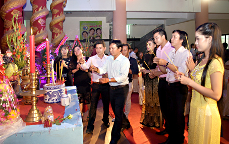 Giới nghệ sĩ sân khấu trong tỉnh tham gia lễ giỗ tổ nghiệp vào sáng ngày 5-9 tại Nhà hát cải lương Đồng Nai.