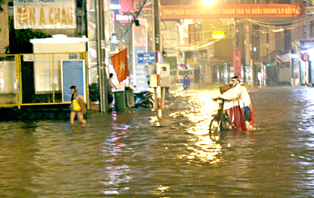 Cơn mưa chiều 31-8, gây ngập 0,6m tại góc đường 30-4 và Hà Huy Giáp, gần Công viên Biên Hùng  (TP.Biên Hòa).